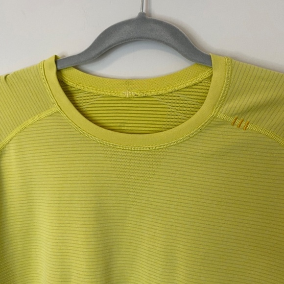 Lululemon Metal Vent Tech Short Sleeve V Size Large Yellow - Picture 3 of 6